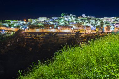 İtalya 'nın eski Monte Sant' Angelo kasabasının güzel gece manzarası