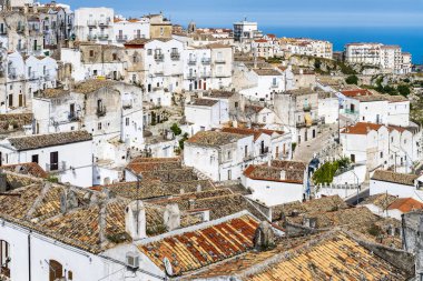 İtalya 'nın eski Monte Sant' Angelo kasabasının güzel manzarası