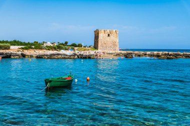 Polignano a Mare, İtalya: 18 Haziran 2019: İtalya 'nın güney Adriyatik kıyısındaki Polignano a Mare kasabasının muhteşem manzarası.