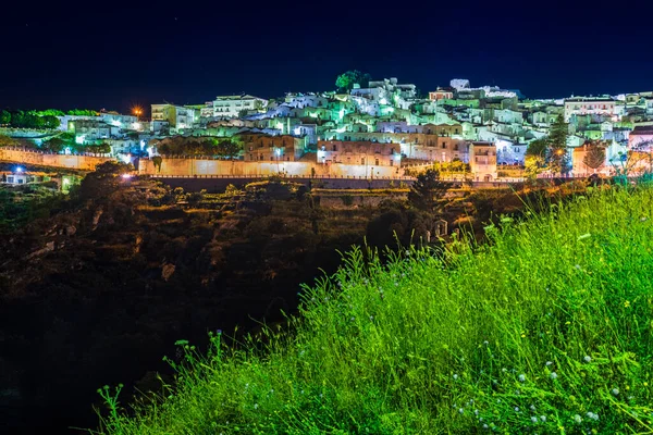 İtalya 'nın eski Monte Sant' Angelo kasabasının güzel gece manzarası
