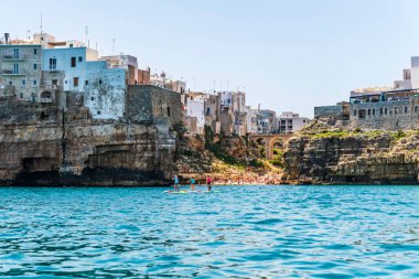 Polignano a Mare, İtalya: 18 Haziran 2019: İtalya 'nın güney Adriyatik kıyısındaki Polignano a Mare kasabasının muhteşem manzarası.