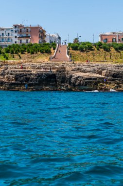 Polignano a Mare, İtalya: 18 Haziran 2019: İtalya 'nın güney Adriyatik kıyısındaki Polignano a Mare kasabasının muhteşem manzarası.