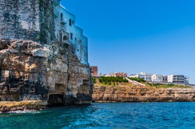 Polignano a Mare, İtalya: 18 Haziran 2019: İtalya 'nın güney Adriyatik kıyısındaki Polignano a Mare kasabasının muhteşem manzarası.