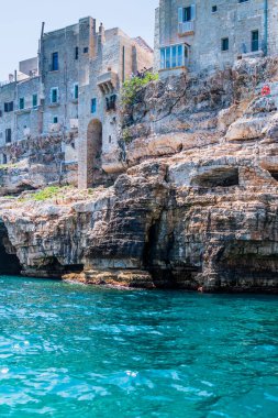 Polignano a Mare, İtalya: 18 Haziran 2019: İtalya 'nın güney Adriyatik kıyısındaki Polignano a Mare kasabasının muhteşem manzarası.