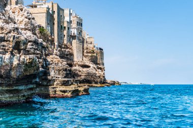 Polignano a Mare, İtalya: 18 Haziran 2019: İtalya 'nın güney Adriyatik kıyısındaki Polignano a Mare kasabasının muhteşem manzarası.