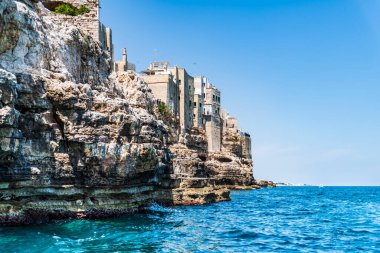 Polignano a Mare, İtalya: 18 Haziran 2019: İtalya 'nın güney Adriyatik kıyısındaki Polignano a Mare kasabasının muhteşem manzarası.