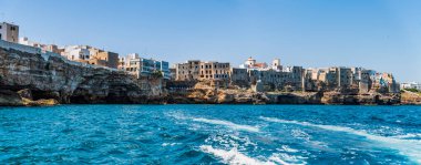 Polignano a Mare, İtalya: 18 Haziran 2019: İtalya 'nın güney Adriyatik kıyısındaki Polignano a Mare kasabasının muhteşem manzarası.