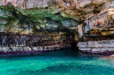 Polignano a Mare, İtalya: 18 Haziran 2019: İtalya 'nın güney Adriyatik kıyısındaki Polignano a Mare kasabasının muhteşem manzarası.