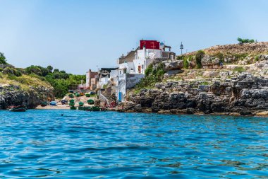 Polignano a Mare, İtalya: 18 Haziran 2019: İtalya 'nın güney Adriyatik kıyısındaki Polignano a Mare kasabasının muhteşem manzarası.