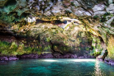 Polignano a Mare, İtalya: 18 Haziran 2019: İtalya 'nın güney Adriyatik kıyısındaki Polignano a Mare kasabasının muhteşem manzarası.