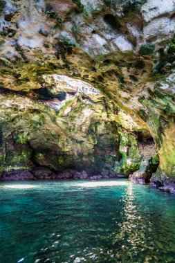 Polignano a Mare, İtalya: 18 Haziran 2019: İtalya 'nın güney Adriyatik kıyısındaki Polignano a Mare kasabasının muhteşem manzarası.