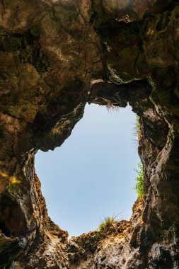 Polignano a Mare, İtalya: 18 Haziran 2019: İtalya 'nın güney Adriyatik kıyısındaki Polignano a Mare kasabasının muhteşem manzarası