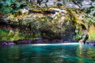 Polignano a Mare, İtalya: 18 Haziran 2019: İtalya 'nın güney Adriyatik kıyısındaki Polignano a Mare kasabasının muhteşem manzarası