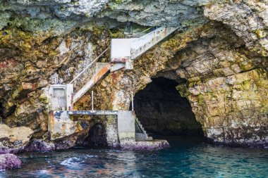 Polignano a Mare, İtalya: 18 Haziran 2019: İtalya 'nın güney Adriyatik kıyısındaki Polignano a Mare kasabasının muhteşem manzarası