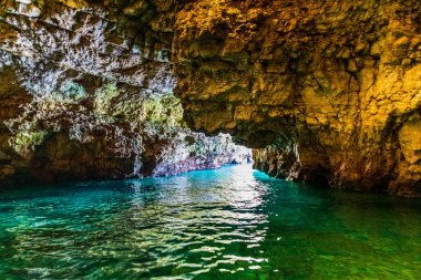 Polignano a Mare, İtalya: 18 Haziran 2019: İtalya 'nın güney Adriyatik kıyısındaki Polignano a Mare kasabasının muhteşem manzarası
