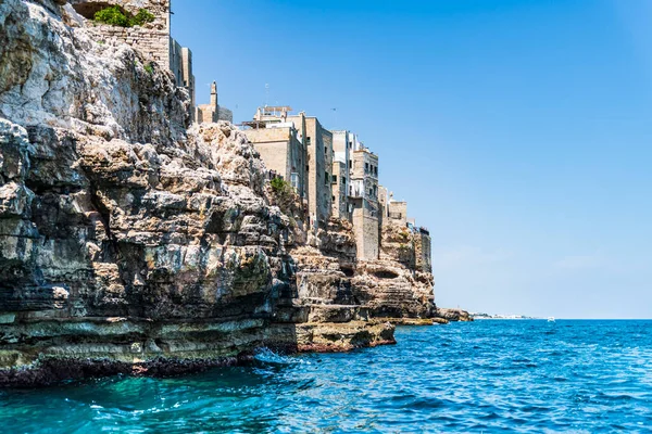 Polignano a Mare, İtalya: 18 Haziran 2019: İtalya 'nın güney Adriyatik kıyısındaki Polignano a Mare kasabasının muhteşem manzarası.