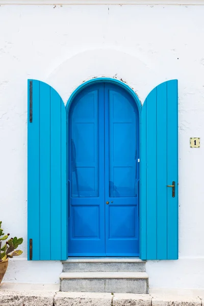 Puerta Azul Con Persianas Fachada Del Edificio — Foto de Stock