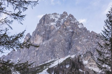 Dolomitler. Buz ve kar arasında kış. Tre Scarperi Sığınağı. Tre Cime di Lavaredo yolunda.