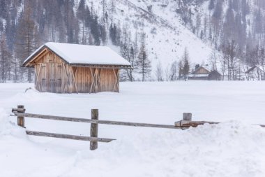 Donmuş bir köy manzarası, kış manzarası