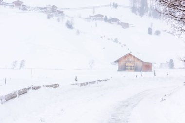 Donmuş bir köy manzarası, kış manzarası