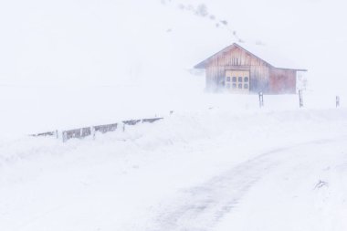 Donmuş bir köy manzarası, kış manzarası