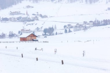 Donmuş bir köy manzarası, kış manzarası