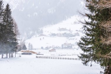 Donmuş bir köy manzarası, kış manzarası