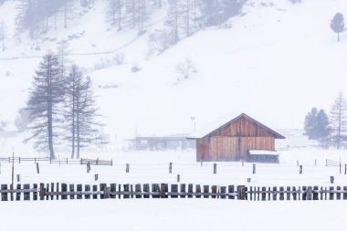 Donmuş bir köy manzarası, kış manzarası