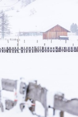 Donmuş bir köy manzarası, kış manzarası