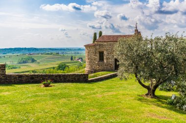 Kırsaldaki eski ortaçağ köyünün manzarası