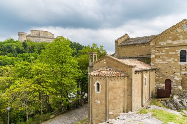 Eski ortaçağ kasabası San Leo. Tarihe geçen kiliseler ve kaleler. Rimini, İtalya