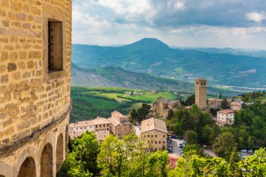 Eski ortaçağ kasabası San Leo. Tarihe geçen kiliseler ve kaleler. Rimini, İtalya