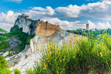 Eski ortaçağ kasabası San Leo. Tarihe geçen kiliseler ve kaleler. Rimini, İtalya