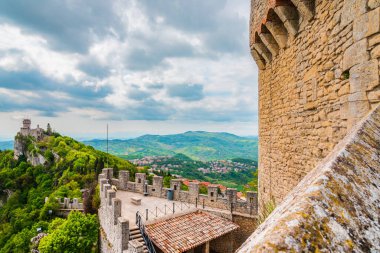 San Marino Cumhuriyeti. Kadim kaleler ve savunma kuleleri arasında yürü