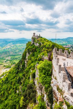 San Marino Cumhuriyeti. Kadim kaleler ve savunma kuleleri arasında yürü