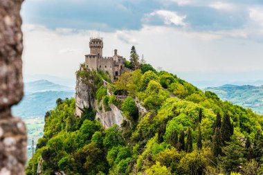 San Marino Cumhuriyeti. Kadim kaleler ve savunma kuleleri arasında yürü