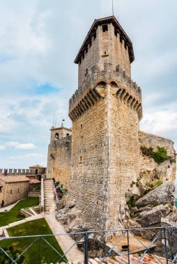 San Marino Cumhuriyeti. Kadim kaleler ve savunma kuleleri arasında yürü