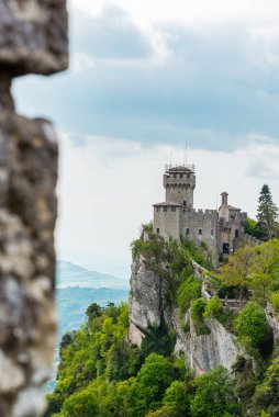 San Marino Cumhuriyeti. Kadim kaleler ve savunma kuleleri arasında yürü