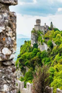 San Marino Cumhuriyeti. Kadim kaleler ve savunma kuleleri arasında yürü