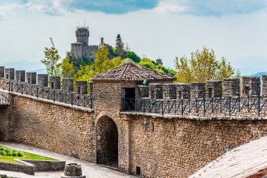 San Marino Cumhuriyeti. Kadim kaleler ve savunma kuleleri arasında yürü