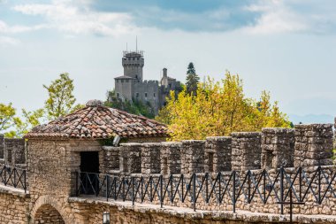 San Marino Cumhuriyeti. Kadim kaleler ve savunma kuleleri arasında yürü 