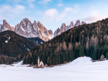 Dolomitler, Val di Funes, Santa Maddalena. Alacakaranlıkta nefes kesici manzara