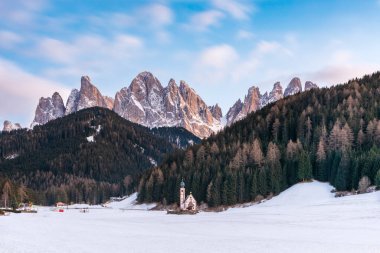 Dolomitler, Val di Funes, Santa Maddalena. Alacakaranlıkta nefes kesici manzara