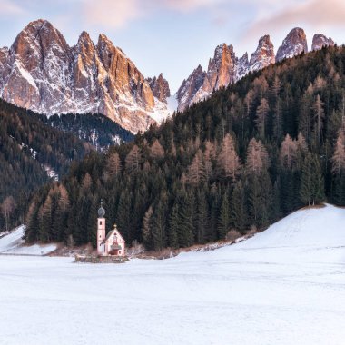 Dolomitler, Val di Funes, Santa Maddalena. Alacakaranlıkta nefes kesici manzara