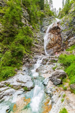 Sappada patikaları boyunca yaz şelaleleri. Friuli. Dolomitler