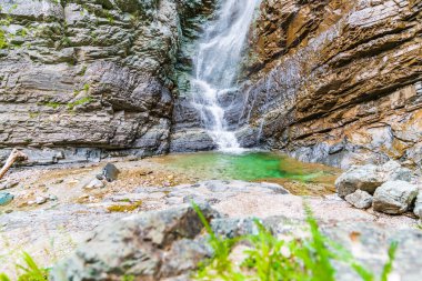Sappada patikaları boyunca yaz şelaleleri. Friuli. Dolomitler