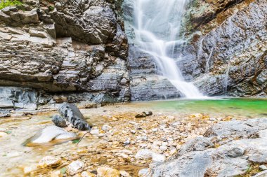Sappada patikaları boyunca yaz şelaleleri. Friuli. Dolomitler 