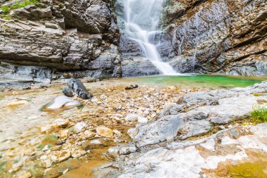 Sappada patikaları boyunca yaz şelaleleri. Friuli. Dolomitler