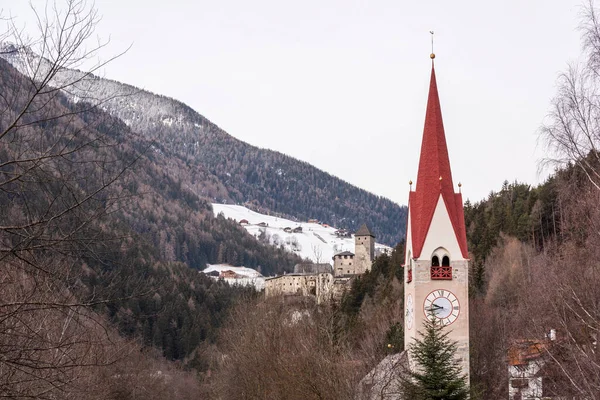 Donmuş Bir Köy Manzarası Kış Manzarası — Stok fotoğraf