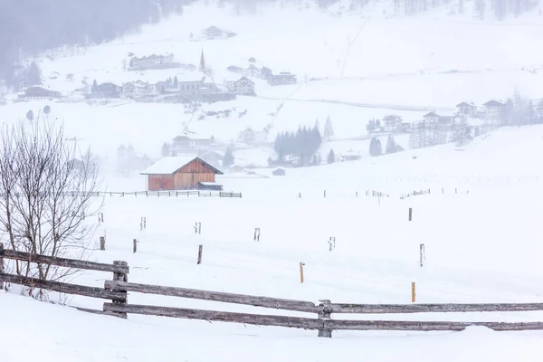 Blick Auf Ein Gefrorenes Dorf Winterlandschaft — Stockfoto